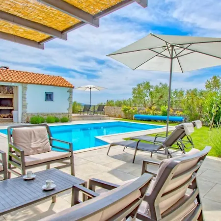 Estate 2 By Guide Kornić