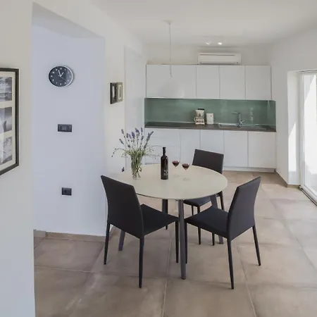 Vila Estate 2 By Guide