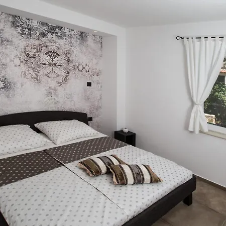 Estate 2 By Guide Kornić