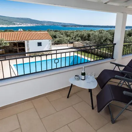 Estate 2 By Guide Vila Kornić