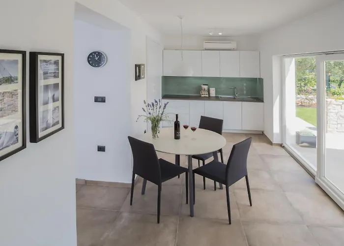 Vila Estate 2 By Guide