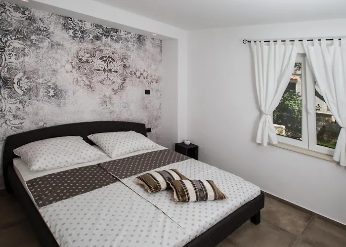 Estate 2 By Guide Kornić