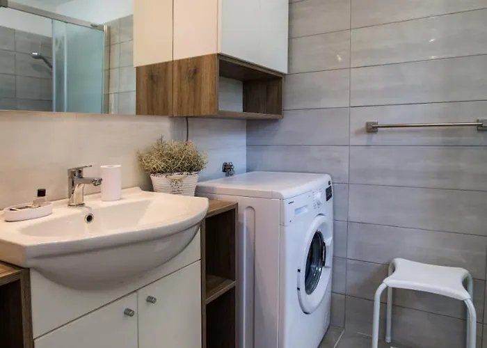 Estate 2 By Guide Vila Kornić